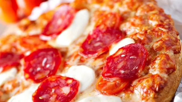 Una pizza con peperoni