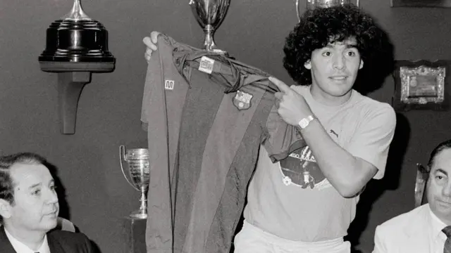 Maradona cầm trên tay chiếc áo của Barcelona