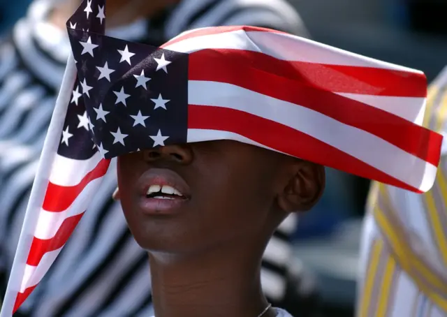 Niño sostiene bandera