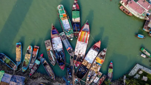 নৌযানে করে খাদ্যপণ্য পরিবহন হচ্ছে