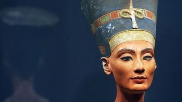 રાણી નેફરતીતીની પ્રતિમા