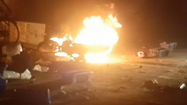 રસ્તા પર બાઇક સળગાવી