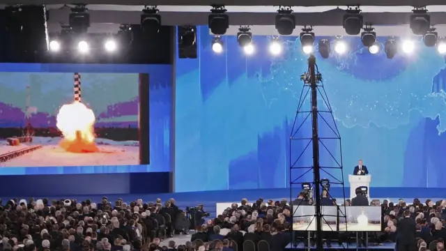 普京发表国情咨文的现场装设大屏幕，展示多款俄方新型武器