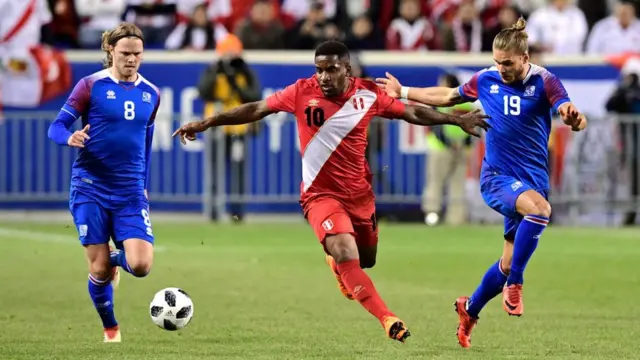 Jefferson Farfán en el partido contra Islandia.