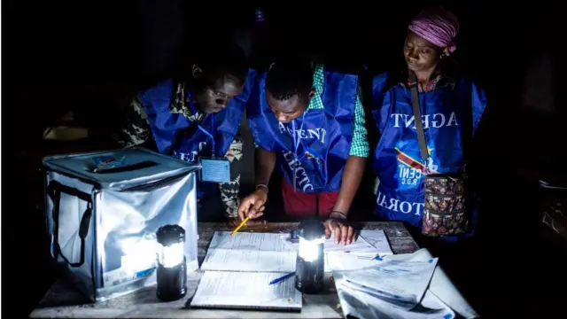 Avec des lampes torches des agents de la commission électorale comptent les voix en pleine nuits lors d'une panne d'électricité.