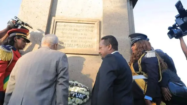 የከተማ አስተዳደሩ ከፍተኛ የሥራ ኃላፊዎች ዛሬ ንጋት ላይ በምኒሊክ ሃውልት ሥር የአበባ ጉንጉን የማስቀመጥ ስነ-ስርዓት አካሂደዋል።