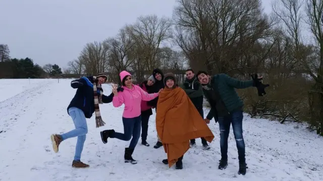 พระปัญญา สีสัน กับเพื่อนผู้ขอลี้ภัย