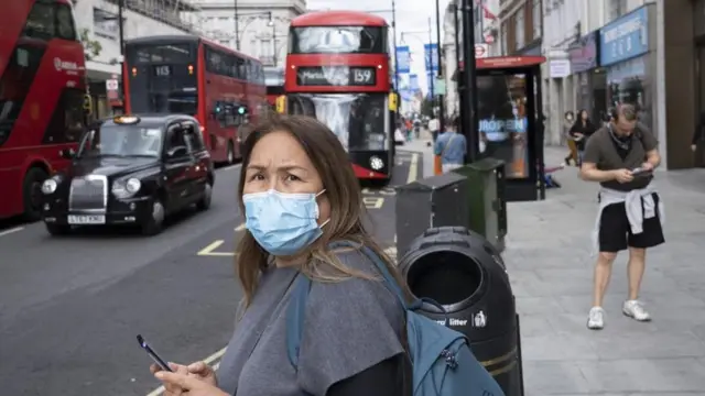 امرأة ترتدي كمامة في لندن