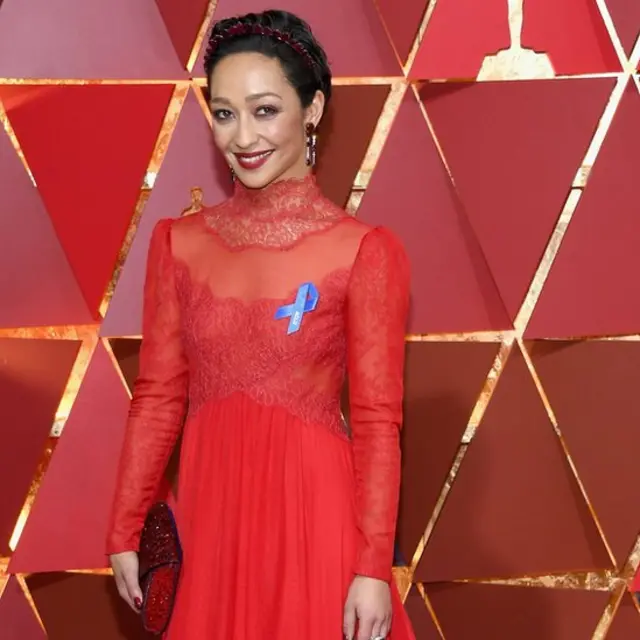 La actriz Ruth Negga con el moño de la Unión Estadounidense por las Libertades Civiles.