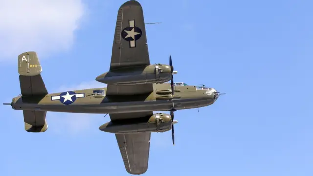 Avión de la II Guerra Mundial en el aire