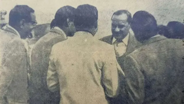 नई दिल्ली में पाकिस्तानी प्रतिनिधिमंडल के प्रमुख लेफ़्टिनेंट जनरल शेख़ सीमा समझौते के बाद मीडिया से बातचीत करते हुए.