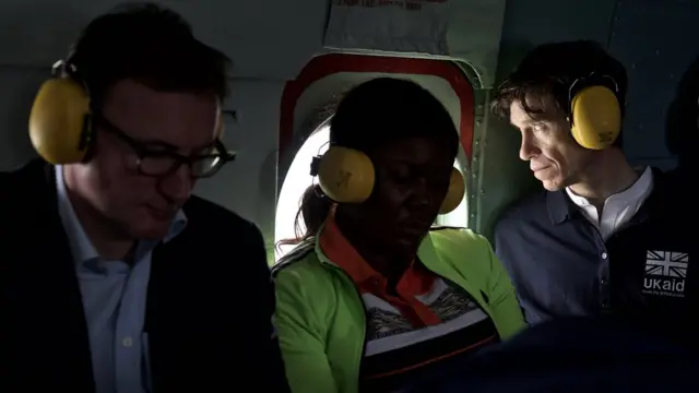 Rory Stewart (à droite), secrétaire d'État britannique au Développement international, vu dans un avion.