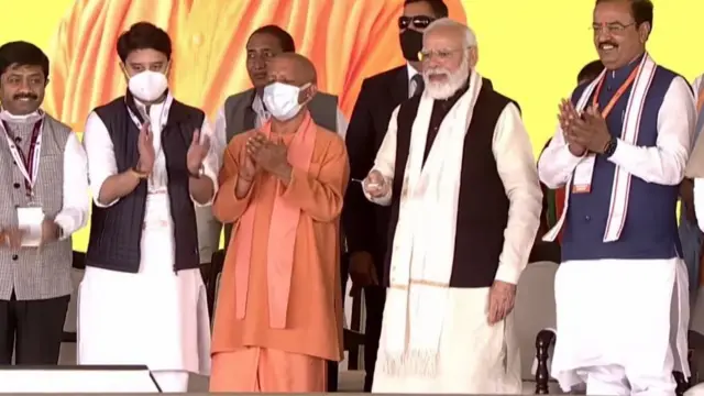 जेवर एयरपोर्ट का शिलान्यास करते प्रधानमंत्री नरेंद्र मोदी