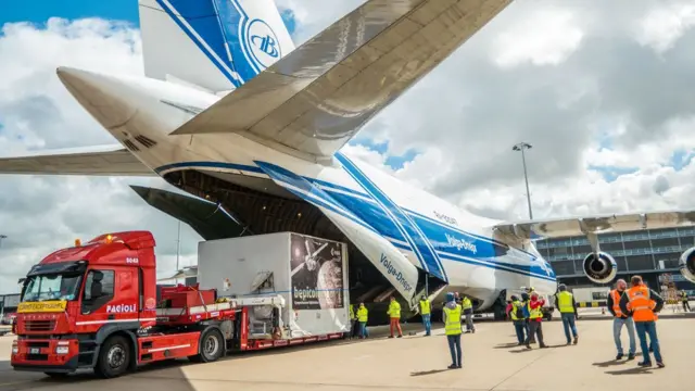 Погрузка аппарата в самолет
