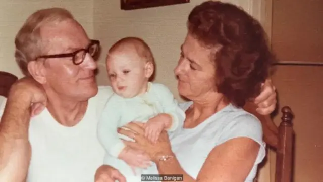 1976년 아기였던 필자와 함께 시간을 보내고 있는 조부모님 (출처: 멜리사 베니건)