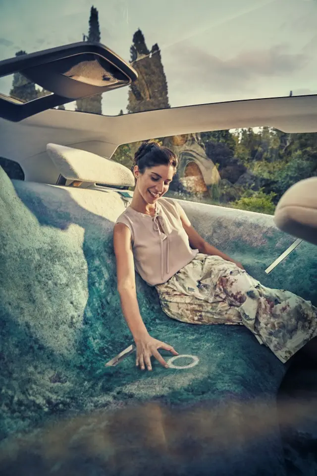 به جای صفحه‌های لمسی, سرنشینان با لمس پارچه روکش صندلی بخش‌های مختلف ماشین را کنترل می‌کنند