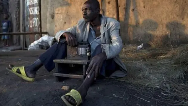 ሬድዮ የሚሰማ ግለሰብ