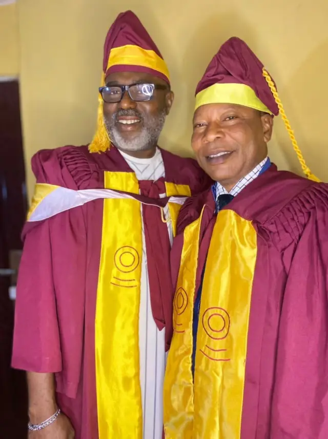 Aworan Oba Ayinde to ya laipẹ yi pẹlu ọrẹ rẹ Razaq Olafuyi nibi ayẹyẹ ikẹkọjade fasiti ilu Eko