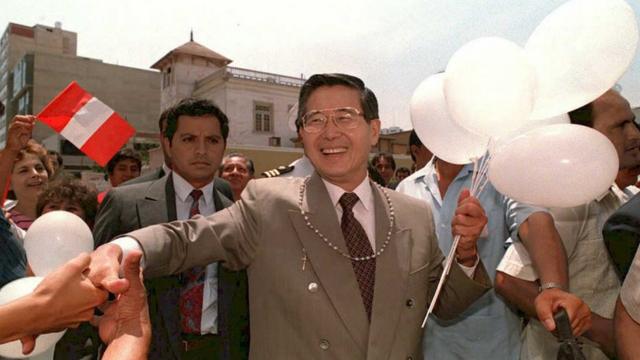Un sonriente Alberto Fujimori, el entonces presidente, saluda a los ciudadanos en 1992.
