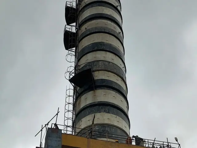 હાથી સિમેન્ટ ફેકટરીની ચીમની જેનું સમારકામ ચાલી રહ્યું હતું