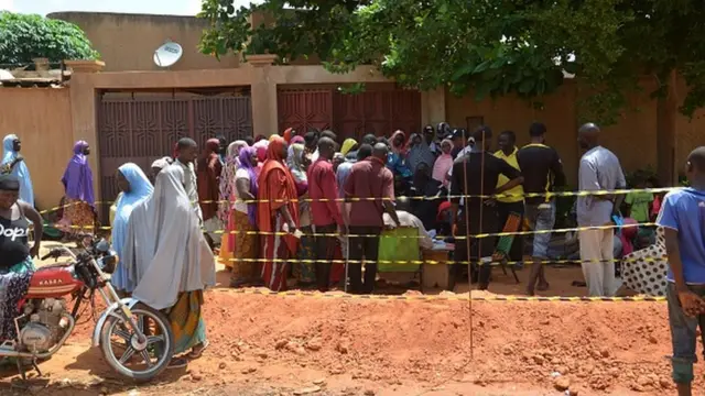 Jami'an kashe gobara na taimakawa domin rajistar wadanda ambaliyar ruwan ta shafa a wani gar da ke kusa da Yamai, babban birnin Nijar.