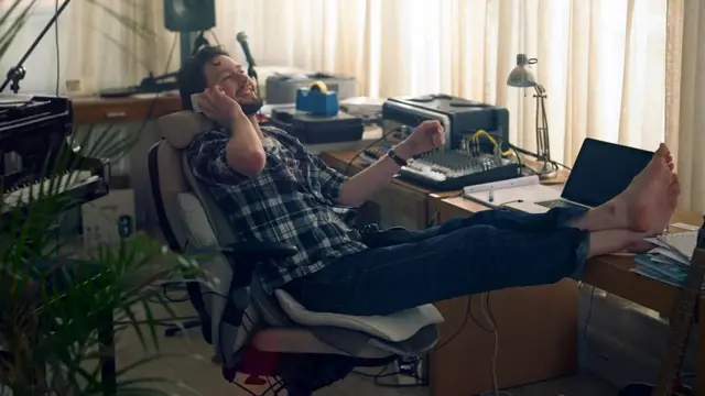 집에서 편안하게 일하는 모습