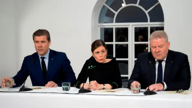 Katrín Jakobsdóttir (centro) asumió como primera ministra tras sellar una alianza con el Partido Independiente de Bjarni Benediktsson (izquierda) y el Partido Progresista de Sigurdur Ingi Johannsson (derecha).
