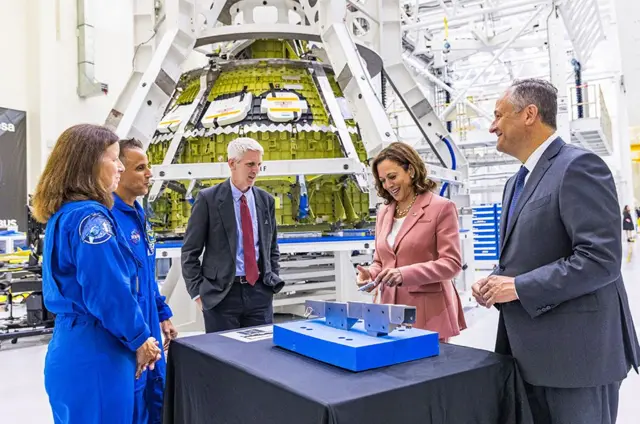 Visi perezida wa US, Kamala Harris, yasuye anagenzura ahakorerwaga indi mitwe ya Orion izakoreshwa n'iki cyogajuru ahazaza