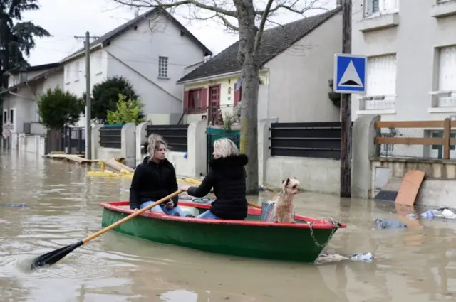 женщины на лодке