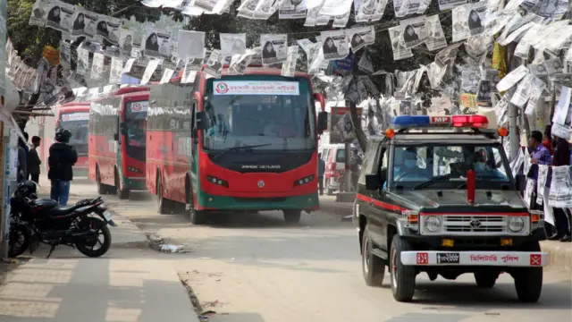 এই বাসগুলোতে চড়িয়ে তাদের হজ্ব ক্যাম্পে নিয়ে যাওয়ার সময় ছিল সতর্ক সেনা প্রহরা।
