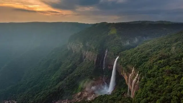 Lorsque les guerriers masculins khasi descendaient dans les plaines et mouraient lors d'affrontements, les femmes trouvaient de nouveaux partenaires, si bien que les enfants prennent désormais leur nom.