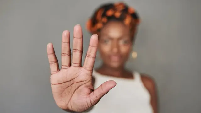 Mujer con la mano en alto