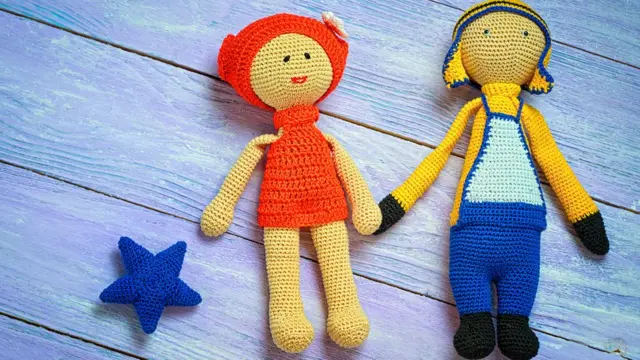 लड़की और लड़का गुड्डों में