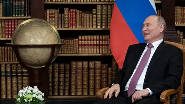 Путін сміється