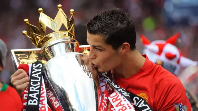 Криштиану Роналду в 2009 году с кубком чемпионов английской Премьер-лиги