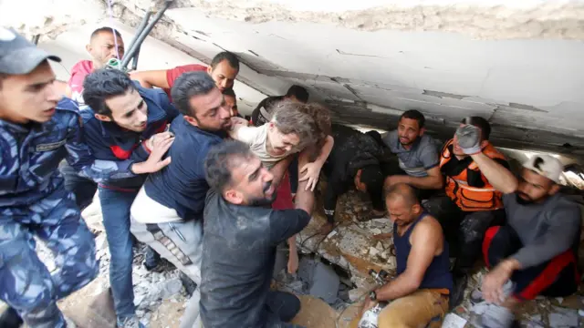 一名6岁女童早前被发现在瓦砾中仍然生还。