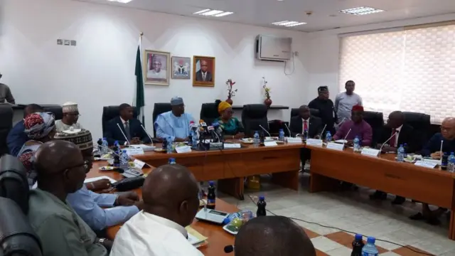Nigeria goment don set committee to decide new salary for federal civil servants.