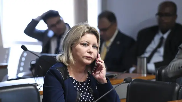 Selma Arruda aparece com o celular no ouvido durante reunião no Senado