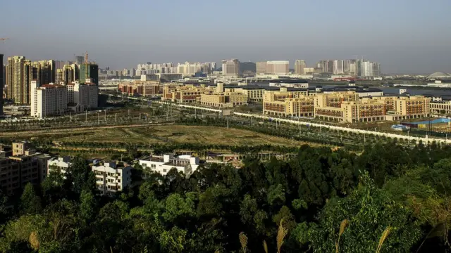 澳门大学横琴校区(右)(中新社资料图片)