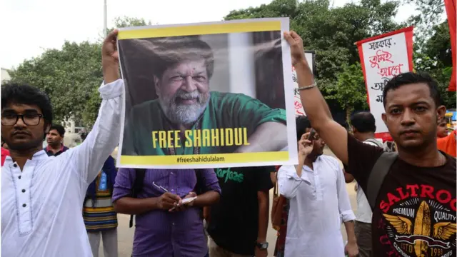 আলোকচিত্রী শহিদুল আলম: সরকারের সমালোচনা করায় তাকে গ্রেফতার করা হয় বলে অভিযোগ করা হচ্ছে।