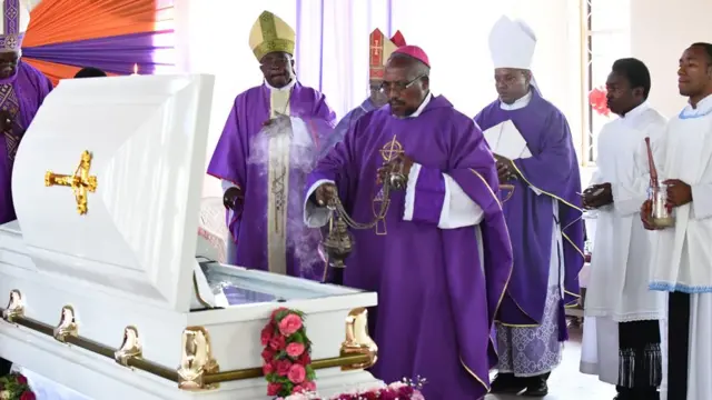 Baba Askofu mkuu Mwandamizi Yuda Thaddeus Ruwaichi akiongoza Misa ya kumuombea Marehemu Monica Magufuli Chato mkoani Geita