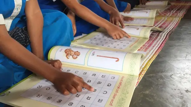 ক্ষুদ্র জাতিগোষ্ঠীর শিশুরা তাদের মাতৃভাষায় পড়ছে