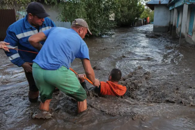 Spasavanje stanovnika rumunskog sela Slobozije Konači od poplava
