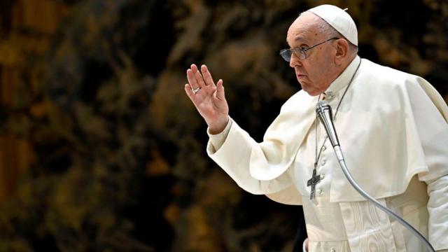 Giáo Hoàng Francis vẫy tay chào các tín đồ tại Hội trường Phaolo VI hôm 17/1/2024 tại TP Vatican, Vatican