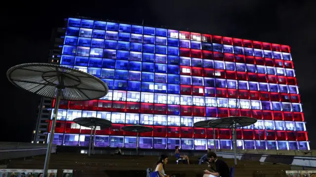 Fachada de prdio em Tel Aviv  iluminada com cores da bandeira dos EUA