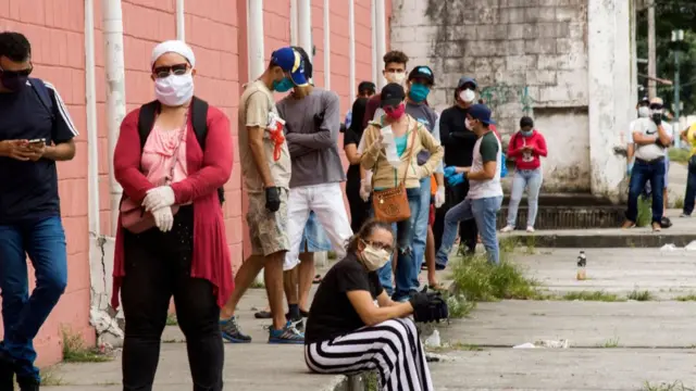 Ecuatorianos en fila