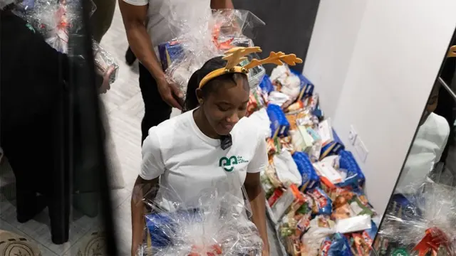 సహాయం పొందుతున్న చిన్నారులు