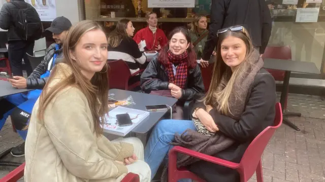 الطالبتان، لوتي وفرانكي، مع صديقتهما ليلي