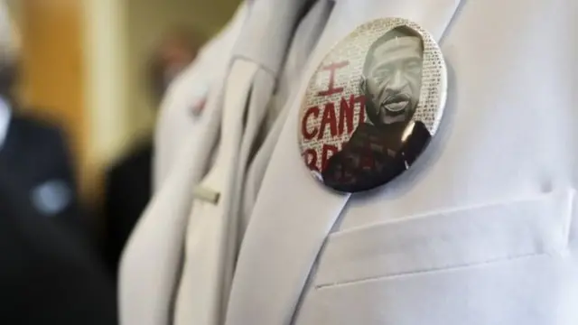 Mu bitabiriye kumushyingura hari abari bambaye imidari yanditseho ngo "Simbasha guhumeka" - hibukwa amwe mu magambo ye ya nyuma atsikamiwe n'umupolisi w'umuzungu