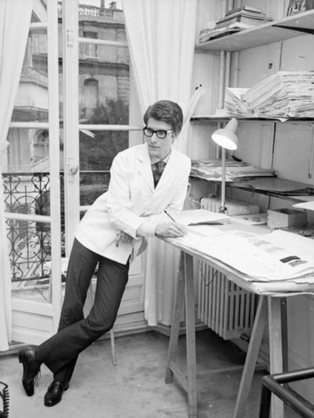 Yves Saint-Laurent, ex-prodígio da Dior, trabalhando em sua própria casa de moda em Paris - 7 de abril de 1965